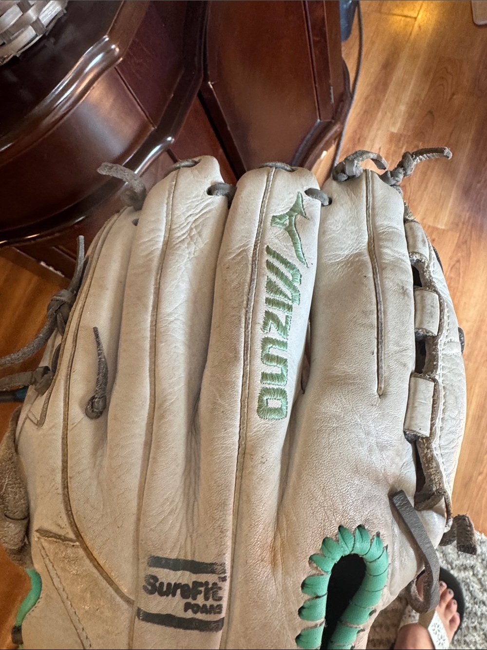 Mizuno Beige Leather Fastpitch Glove with Green Trim - Picture 2 of 4